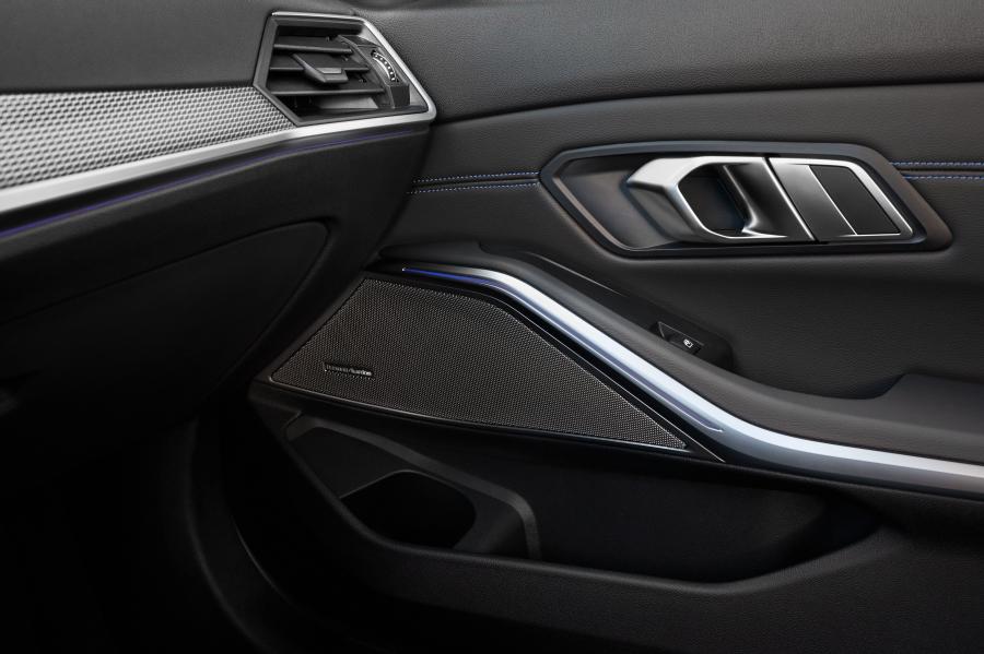Детали интерьера BMW 330i M Sport (G20) 2019 года  (WW) (фото 189 из 284)